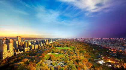 Central Park em fotografia da série Day to Night, de Stephen Wilkes. Contemplar as imagens de Stephen Wilkes é, de certo modo, um exercício de reconciliação com o tempo. Ele nos convida a desacelerar, a perceber o que escapa ao olhar cotidiano e, principalmente, a celebrar a beleza do transitório. Em tempos tão acelerados, onde tudo se apaga rapidamente na tela do celular, sua fotografia parece um convite para nos demorarmos, para escutarmos as cidades, para reinventarmos nosso jeito de ver