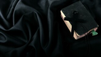 Em primeiro lugar, quando um Papa evolui a óbito, é preciso a confirmação da morte. Para isso, o Cardeal Camerlengo, considerado o “vice-papa”, neste caso o Cardeal Kevin Farrel, precisa se certificar que o Papa realmente está morto. Para isso, ele chama o Santo Padre pelo nome de batismo por três vezes. Neste caso, o cardeal chamou pelo nome de Jorge (o nome de batismo do Papa Francisco é Jorge Mário Bergoglio). Não havendo resposta, o cardeal então anuncia o falecimento do sumo pontífice, em primeiro lugar aos cardeais mais próximos, em seguida anuncia para o mundo, via meios de comunicação (TV, Rádio e internet)