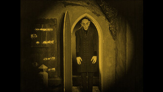 Desde la figura espectral y deformada de Nosferatu hasta los vampiros románticos de Crepúsculo, el mito ha mutado reflejando los miedos, deseos y valores de cada época