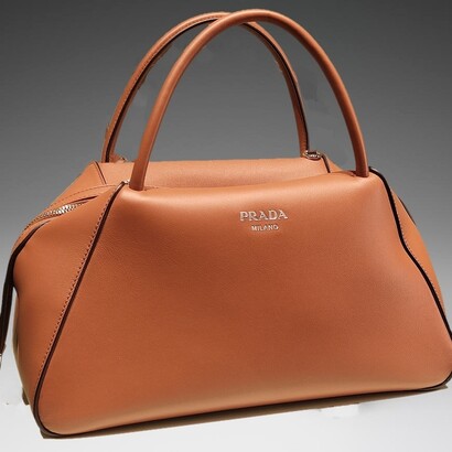 Prada nasce a Milano nel 1913 come pelletteria di lusso fondata da Mario Prada. Oggi Prada è una delle case di moda più influenti al mondo, emblema di un lusso che riflette sul presente e lo decostruisce