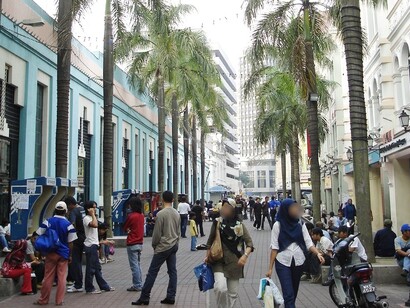 Di notte, Kuala Lumpur si illumina di vita, tra street food, musica e panorami mozzafiato sulla metropoli tropicale. Kuala Lumpur, Malesia