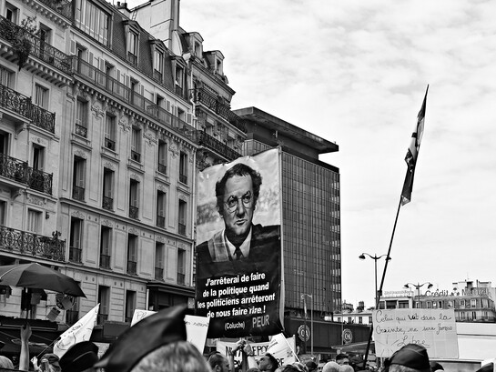 "Vou parar de fazer política quando os políticos pararem de nos fazer rir". Agora, mais de quarenta anos depois daquela sua quase-candidatura e diante da crise mais aguda da Quinta República Francesa, ele volta a inspirar. E com estilo. No conjunto dos protestos 10 de setembro de 2025. Que bloquearam o país após a demissão do sexto primeiro-ministro sob a presidência de Emmanuel Macron