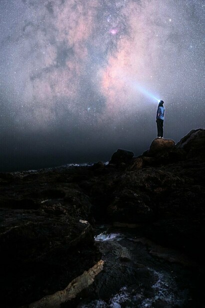 Sous la Voie lactée, le chemin reflète l’interconnexion des formes et des potentialités infinies