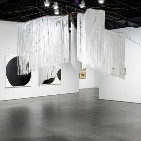 Various artists, Rock, paper, scissors: transformation of paper, exhibition view. Courtesy of Gallery Hyundai 