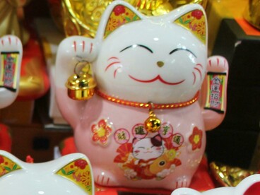 Questo piccolo gatto giapponese è un simbolo di buon auspicio, capace di attirare ricchezza e protezione