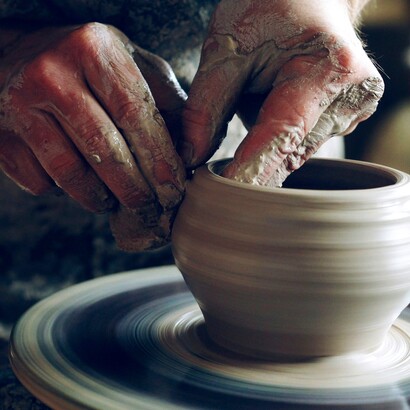 Gli artigiani campani lavorano l’argilla con tecniche tradizionali, modellando a mano piatti, maioliche e anfore che uniscono estetica e funzionalità