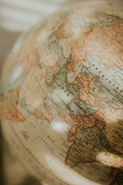 Esta guerra sistémica, desplegada por el establishment angloamericano, ha rediseñado regiones enteras mediante cerco cognitivo, manipulación ideológica y estrategias de dependencia multigeneracional