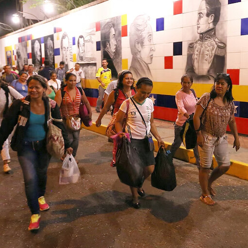 Inmigrantes venezolanos cruzando la frontera. La migración no solo implica moverse de un lugar físico, sino también enfrentar la transformación de la propia identidad y la adaptación a un nuevo ritmo de vida