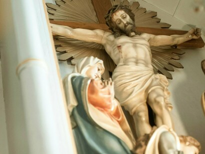 Então, fui picada pelo sentimento da área de humanas. É cabível de registro pensar,  que o sociólogo Gilberto Freyre diz que temos que conhecer o Brasil da casa grande e da senzala, e que o antropólogo Darcy Ribeiro que para conhecer o Brasil devemos conhecer o povo brasileiro e o processo civilizatório, o escritor Euclides da Cunha diz que para conhecer o Brasil é preciso conhecer o chão, a poeira da terra, os Sertões, ambos retratam as relações de poder existentes no Brasil