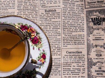 Donna colta e indipendente, Beatrice Hastings sfidò le convenzioni del suo tempo, collaborando con riviste d’avanguardia e firmando articoli con vari pseudonimi