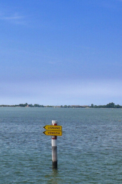 La laguna di Grado è un intreccio suggestivo di canali d’acqua salmastra, isolette e barene dove il tempo sembra rallentare. Laguna di Grado, Italia