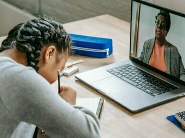 Infelizmente, o mundo e em particular Moçambique, foi encontrado de surpresa aliás, em contra pé. Numa altura em que apenas 13.4% da população tem acesso a internet, 8,9% tem acesso a computador e 53,2% tem acesso a telemóveis, meios indispensáveis para o uso dos ambientes virtuais de aprendizagem