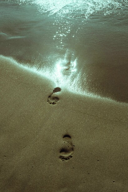 Só que pensamentos como esses só servem para nos deixar frustrados. O medo se sobressai aos nossos sonhos e de repente estamos perdendo tempo com ideias que não irão nos levar a lugar nenhum. Mas chega um momento em que precisamos parar e encarar esse elefante branco na sala. Qual é o problema das pessoas conhecerem mais sobre nós? No que isso muda quem somos? 