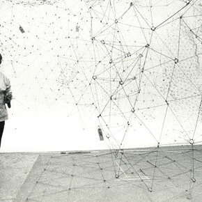 Gego installa Reticulárea 1981 [Reticular 
1981], Sala Gego, Galleria d'Arte Nazionale, Caracas, 1980. Per gentile concessione del Zentrum Paul Klee