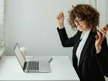 Mulher trabalha em seu computador e smartphone. Agora, com a inclusão de anúncios na plataforma, a Meta dá um passo natural para tornar o Threads financeiramente sustentável, ao mesmo tempo em que oferece novas possibilidades para anunciantes