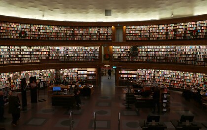 Grande biblioteca. Construída no final do século XVIII, a Bibliothèque Royale de Dunquerqueville é um verdadeiro templo à cultura e ao saber. Segue o padrão arquitetônico criado em 1756 durante o reinado (1750-1792) de Philippe II, com a planta em cruz simétrica e fachada neoclássica – lembrando muito o Panthéon de Paris, por também ter sido projetada por Jacques-Germain Soufflot. Localizada na parte norte da Place des Arts, a biblioteca ocupa um espaço imenso e abriga o maior acervo do reino – maior até que o da Bibliothèque Royale de Lanesville. No alto, entre as imensas colunas da entrada, está o brasão dos Lanes-Dunquerque, a Família Real, dando suas boas-vindas a quem quer que deseje adentrar