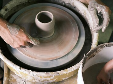 I motivi decorativi tipici della costa campana spesso raffigurano scene marine, fiori mediterranei e geometrie ispirate alla cultura araba e rinascimentale