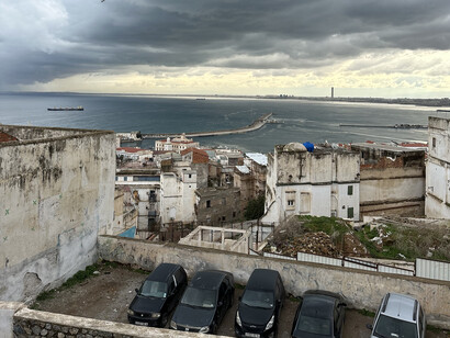 Más le hubiera valido atenerse a lo que *sí se sabe* acerca de su estancia en Argel y darnos las imágenes de una vida real, recreada con agudeza e ingenio. Patrimonio arquitectónico y cultural de la Kasbah de Argel, Argelia