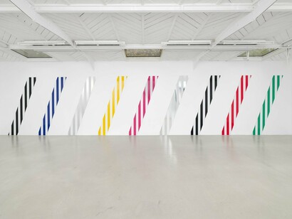 Daniel Buren, Du cercle aux carrés, hauts-reliefs situés et in situ, vue d'exposition. Avec l’aimable autorisation de la galerie Mennour