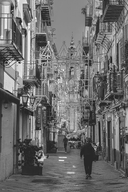 A black-and-white view of Palermo’s streets, where historic architecture meets modern urban life