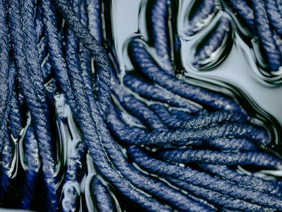 Tecido em processo de tingimento artesanal. A utilização de corantes naturais não é novidade, mas o modo como estão a ser repensados é absolutamente inovador. A biotecnologia tem permitido extrair pigmentos de fontes inesperadas e sustentáveis — desde bactérias e fungos até resíduos agrícolas e hortícolas