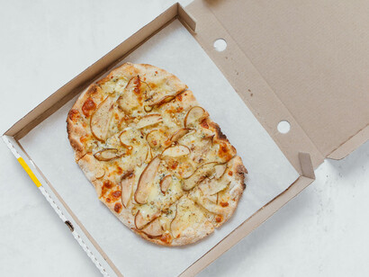 Al desaparecer el lugar y el encuentro, se diluye también la identidad gastronómica, reemplazada por marcas virtuales y relatos intercambiables