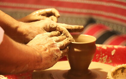 La cerámica en el Sultanato de Omán es una de las artesanías tradicionales más famosas del país. Los omaníes fabrican botellas de diversas formas y tamaños para diversos usos