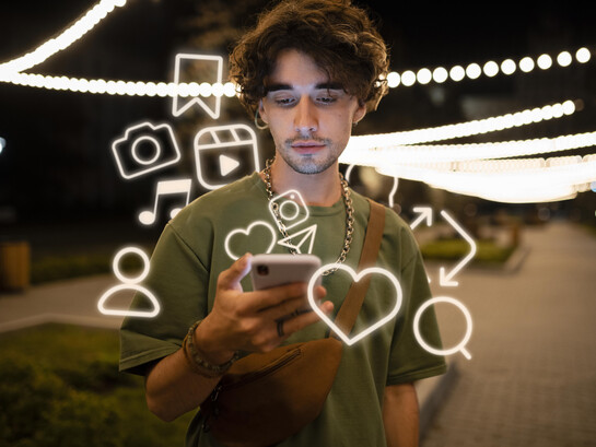 O protagonismo, sutil e onipresente, recai sobre os algoritmos das redes sociais. Eles nos entregam um fluxo incessante de mensagens, imagens e vídeos, selecionados a dedo para capturar e reter nossa atenção. É como se um curador invisível estivesse constantemente adaptando a galeria de arte que é o nosso feed, escolhendo as obras que mais nos agradam, nos surpreendem ou nos instigam