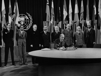 Firma de la Carta de las Naciones Unidas, 26 de junio de 1945. La creación de la Organización de las Naciones Unidas en 1945 buscó evitar una nueva catástrofe global tras la devastación de la Segunda Guerra Mundial