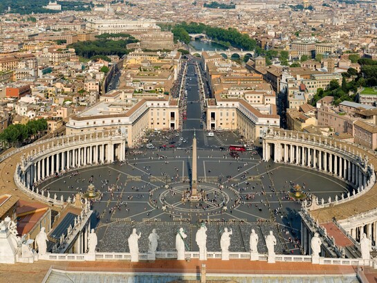 L'abbraccio del Colonato ideato da Gianlorenzo Bernini in piazza San Pietro, Città del Vaticano