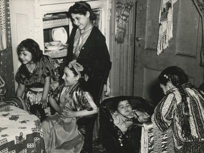 Alexander Alland, From the photo series “Steve Kaslov and his tribe,” 1941. Courtesy of the New York Historical