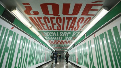 "Empatía", exposición de Barbara Kruger en el Metro Bellas Artes, Ciudad de México, 2016