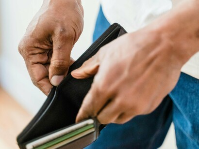 Homem se vê sem dinheiro. O problema do risco é quando você o disfarça e deixa de conseguir medir o seu potencial dentro de qualquer esfera que estejamos falando. Ou, quando você não cobra o devido valor ao risco envolvido. “Como assim?”. Vou te explicar. Vamos supor que existe um tipo de investimento que te pague, com certeza, risco 0 e 10% ao ano; e existe um outro investimento, onde há o risco de se perder 20% do valor investido e que também te pague os mesmos 10%. Qual você escolheria? Provavelmente você escolheria risco 0 e 10% aa no bolso. E quando se escolheria o outro?