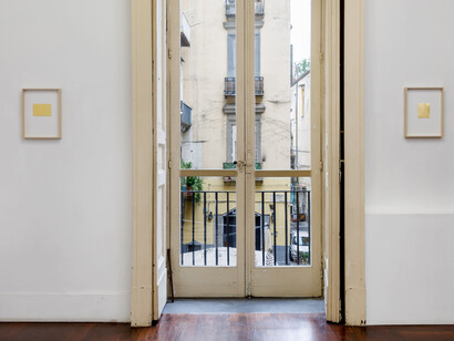 Stéphanie Saadé, Our love is my studio [Il nostro amore è il mio studio], veduta della mostra. Per gentile concessione della Galleria Tiziana Di Caro