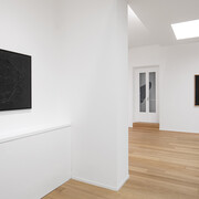 Alberto Burri e Nunzio, Nero x nero, veduta della mostra. Per gentile concessione della Galleria Mazzoleni