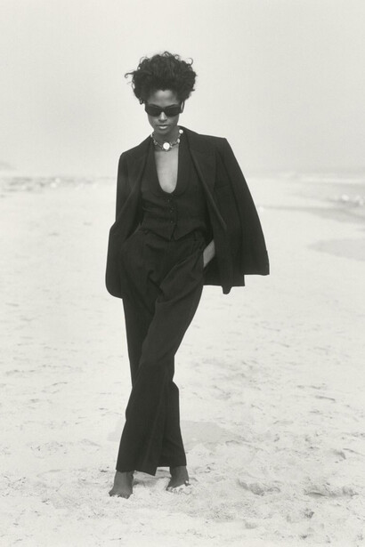Rico Puhlmann, Karen Alexander in schwarzem Hosenanzug mit Weste aus Wolle von Yves Saint Laurent Rive Gauche, Gurney’s Inn Resort & Spa (Long Island, New York), 1991. Mit freundlicher genehmigung des Kunstbibliothek