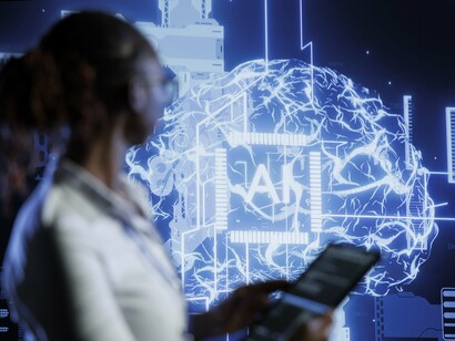 Por isso, embora a IA opere com base em dados e algoritmos, é fundamental manter uma supervisão humana tanto no processo de desenvolvimento quanto durante suas operações. Esse acompanhamento humano contribui para que a IA siga princípios valorizados pela sociedade