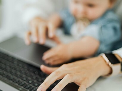 Mãe trabalha com seu bebê a tiracolo. Dada a falta de sorte com o bairro, melhor investir na escola das crianças. Provavelmente, as mães das amigas e amigos possam ser uma boa rede de apoio, já que estamos no mesmo curso. Se funcionar, bingo: ganhou-se o maior prêmio. Mas, e se essa rede de apoio for relativa apenas a enviar as tarefas perdidas em caso de faltas? 