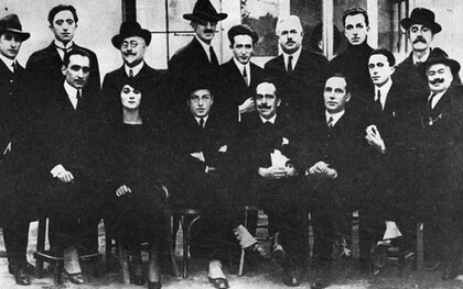 Foto di gruppo alla Redazione Avanti! 1921Scalarini è l'ultimo in piedi a destra, davati a lui Giuseppe Romitaal centro seduto il terzo da sinitra Pietro Nenni, 1921