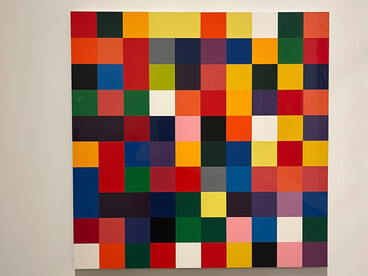 Dans les 25 Couleurs, les nuanciers de Gerhard Richter organisent la couleur selon un système rigoureux, transformant l’aléatoire en abstraction visuelle