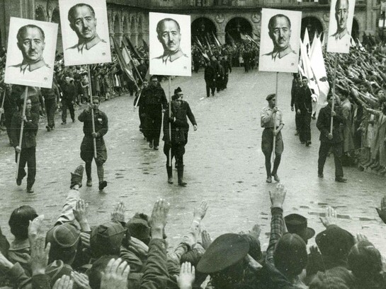 Parata franchista nella Plaza Mayor di Salamanca per celebrare la presa di Gijón, 1937