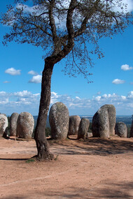 Le Cromlech des almendres au Portugal. Incroyable haut lieu énergétique mis en œuvre il y a plus de 6000 ans