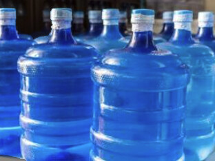 Confiamos en que ese botellón soluciona lo que el acueducto no garantiza y que lo hace a un buen precio. Pero la confianza, cuando no se alimenta de datos, envejece 