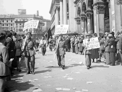 Sfilata in piazza del Duomo a Milano delle
formazioni del C.V.L. (Corpo volontari della
libertà), 6 maggio 1945, fotografia di Publifoto. Per gentile concessione de Rete Fotografia. © Archivio Publifoto Intesa Sanpaolo