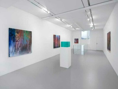 Larry Bell & Liam Everett, The field, exhibition view. Courtesy Larry Bell and Hauser & Wirth; Liam Everett and Mennour, Paris © Larry Bell, Adagp, Paris, 2025, © Liam Everett. Photo by Archives Mennour