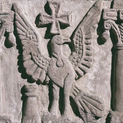 I suoi bracci orizzontali e verticali simboleggiano rispettivamente il piano umano e quello divino. Frammento di fregio dell'abside della prima cattedrale VII secolo d.C., Muzeum Narodowe w Warszawie, Varsavia, Polonia
