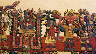 Textiles vivos que cambian el ambiente. Este manto, o capa, extraordinariamente complejo, es uno de los textiles andinos más reconocidos del mundo. Se utilizaba como objeto ceremonial. Las figuras que decoran el borde, creadas mediante tejido con aguja, se han interpretado como un microcosmos de la vida en la costa sur del Perú hace dos mil años, Naza textil, Peru