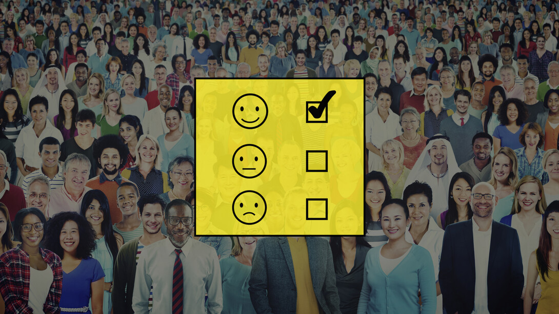 L'immagine raffigura una folla numerosa e diversificata di persone, con un grande questionario di valutazione che presenta tre faccine che rappresentano diversi livelli di soddisfazione, da "molto soddisfatto" a "insoddisfatto"

