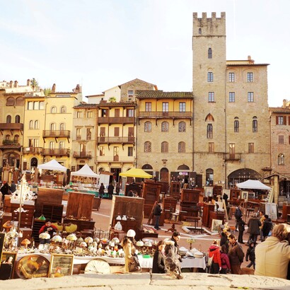Tra le sue bancarelle convivono antiquariato, modernariato e artigianato di qualità, rendendo ogni visita un’esperienza sempre diversa. Arezzo, Toscana, Italia