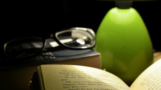A minha relação com a leitura não é romântica. Não fui uma criança muito menos uma adolescente que amava ler, portanto não carregava livros embaixo do braço como a Rory Gilmore. Pelo contrário, eu tinha aversão a eles. Os livros das leituras obrigatórias da escola eram os únicos que eu carregava comigo e, curiosamente, cultivava um imenso prazer em comprá-los. Carregava-os comigo, bem diferente de realmente ler. Muitos eu lia cinco páginas e pulava quinze. Mesmo assim, fui cativada pelo enigma de Um Estudo em Vermelho do Arthur Conan Doyle e pelo percurso da família retirante em Morte e Vida Severina de João Cabral de Melo Neto